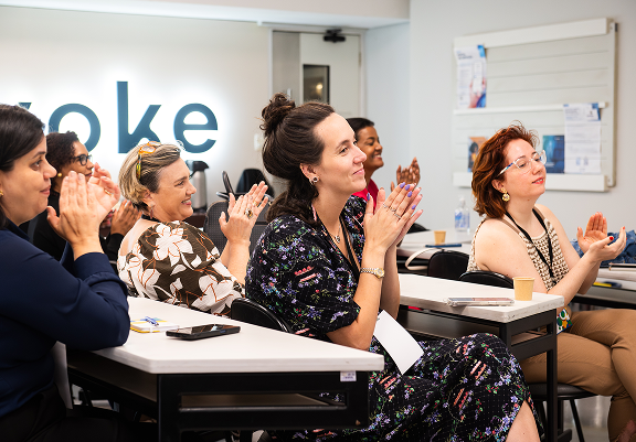 Imagem de mulheres sentas em uma sala de aula